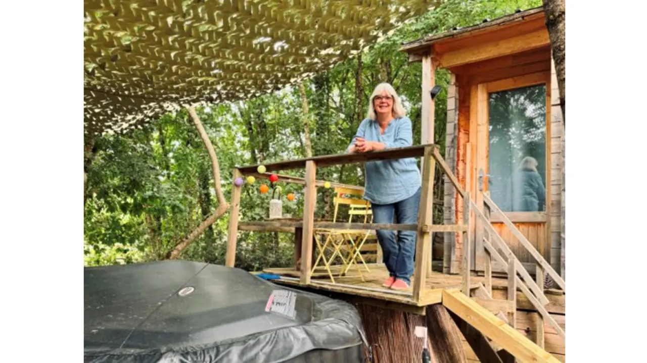 Une nuit au bord de la Creuse. Des chalets dans la paisible campagne de Chitray