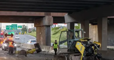 Une pelle mécanique accidentée sur l’autoroute Laurentienne