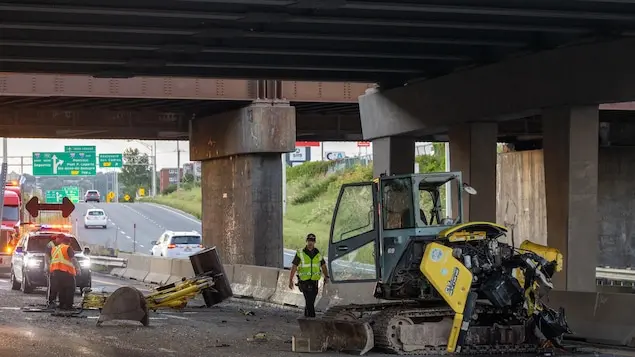 Une pelle mécanique accidentée sur l’autoroute Laurentienne