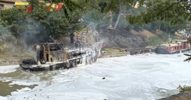 Une péniche prend feu et brûle entièrement sur le canal du Midi, à Poilhes, dans le Biterrois