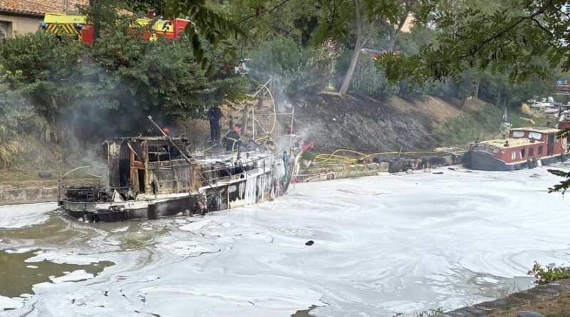 Une péniche prend feu et brûle entièrement sur le canal du Midi, à Poilhes, dans le Biterrois