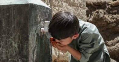 Un enfant boit de l