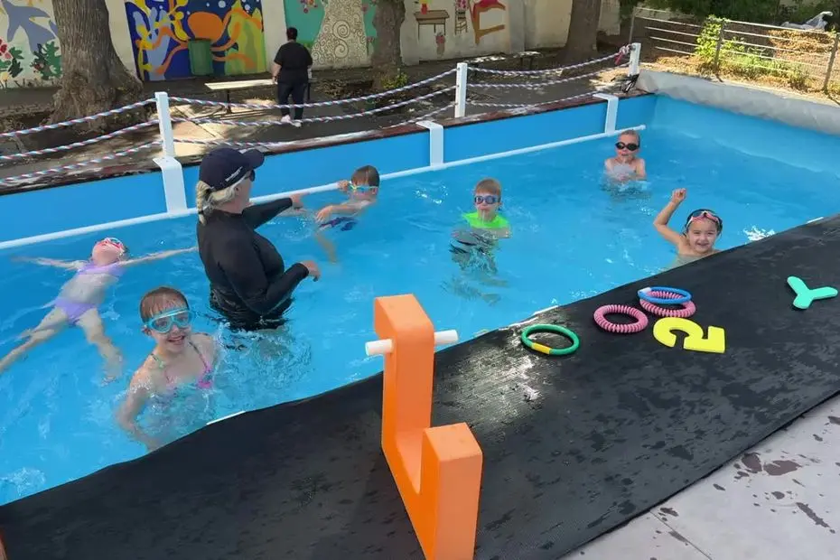 Une piscine mobile sillonne les quartiers pour prévenir les risques de noyade chez les enfants