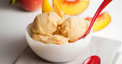Une recette de glace à la pêche blanche, miel et lait fermenté - ici
