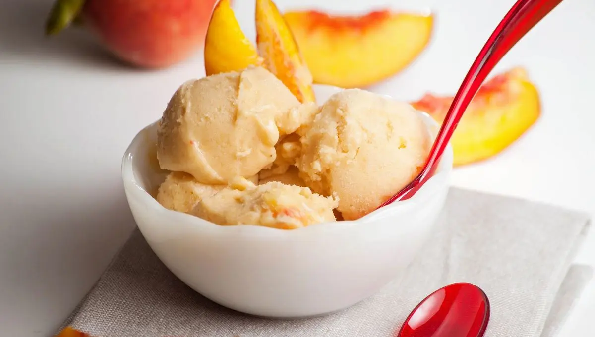 Une recette de glace à la pêche blanche, miel et lait fermenté - ici