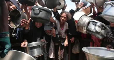 Des femmes et des enfants brandissent des casseroles vides.