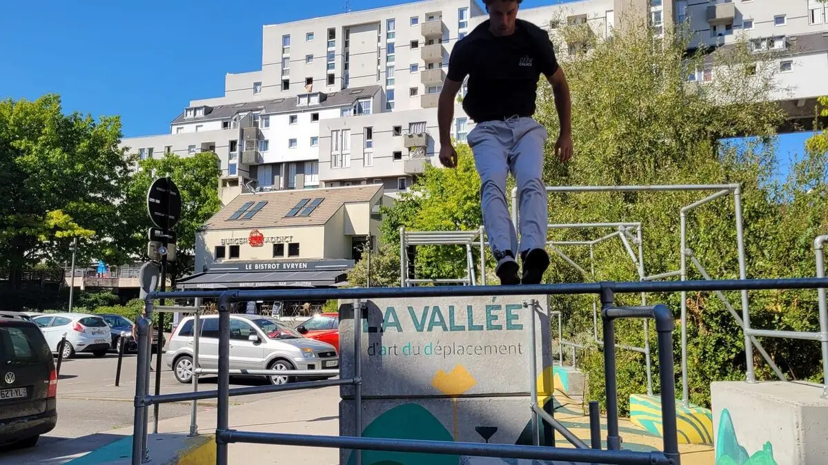 Une visite unique sur les pas des légendaires Yamakasi qui « ont fait de Paris une lointaine banlieue d’Évry »