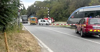 Une voiture, accidentée, reste bloquée en partie sur la voie d’un passage à niveau fermé et se fait percuter par un train
