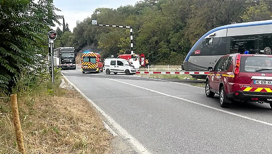 Une voiture, accidentée, reste bloquée en partie sur la voie d’un passage à niveau fermé et se fait percuter par un train