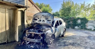 Une voiture brûle dans une ruelle du quartier Saint-Léonard, dans la nuit de lundi à mardi à