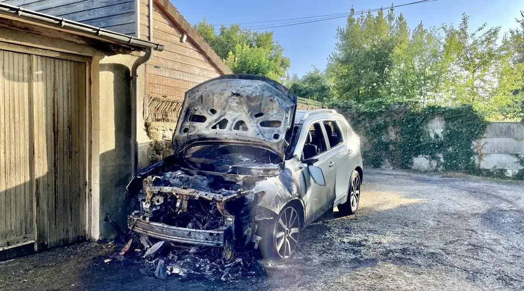 Une voiture brûle dans une ruelle du quartier Saint-Léonard, dans la nuit de lundi à mardi à