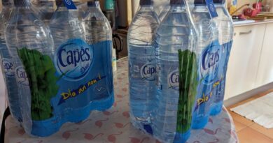 Urgence hydrique aux Abymes : une course contre la montre pour distribuer des packs d'eau
