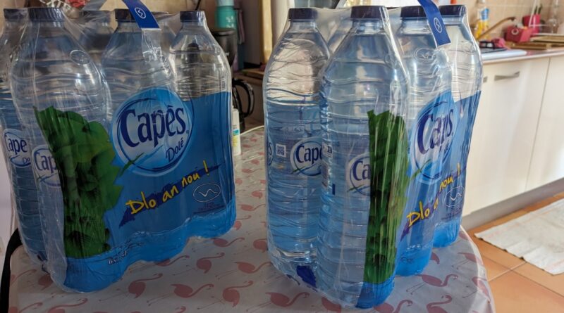 Urgence hydrique aux Abymes : une course contre la montre pour distribuer des packs d'eau