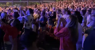 VIDÉO. Festival Darc : Sheila, icône yéyé, livre un show rafraîchissant à Châteauroux pour ses 80 ans