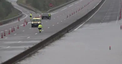 VIDÉO. Les images spectaculaires de l'A11 sous les eaux, des centaines d'automobilistes bloqués