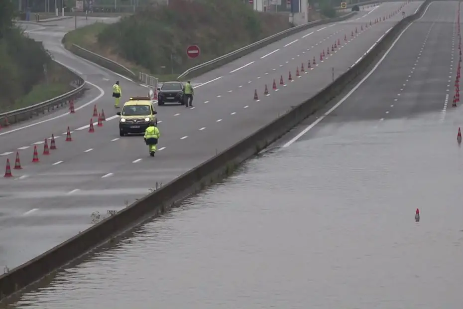 VIDÉO. Les images spectaculaires de l'A11 sous les eaux, des centaines d'automobilistes bloqués