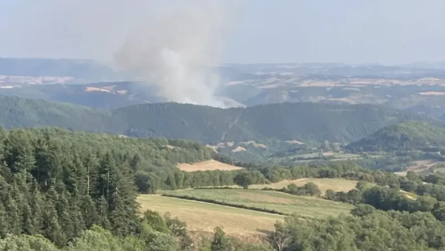 VIDEOS. Incendies en Aveyron : un "gros panache" à Saint-Rome-de-Tarn, un autre départ de feu signalé à Combret, plus de 100 pompiers ont été engagés