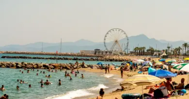 VRAI OU FAUX. Les touristes ont-ils déserté les stations balnéaires françaises, comme l'affirment plusieurs vidéos sur les réseaux sociaux ?