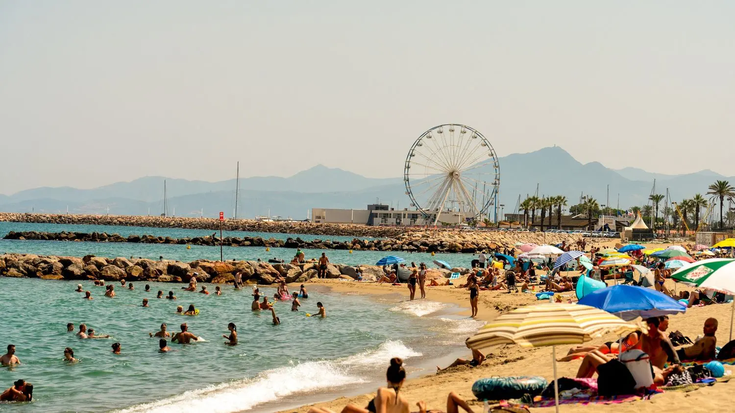VRAI OU FAUX. Les touristes ont-ils déserté les stations balnéaires françaises, comme l'affirment plusieurs vidéos sur les réseaux sociaux ?