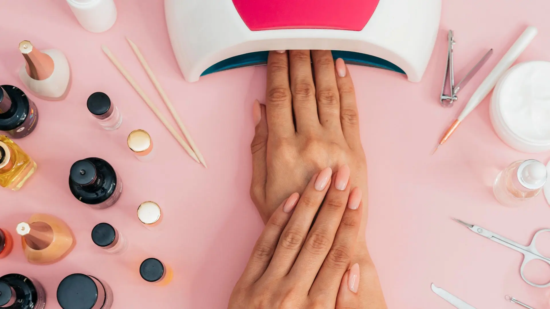Vernis semi-permanents bientôt interdits en Europe : l’essentiel à savoir