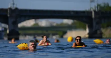 Vidéo. En pleine chaleur, la baignade en plein Paris attire les foules