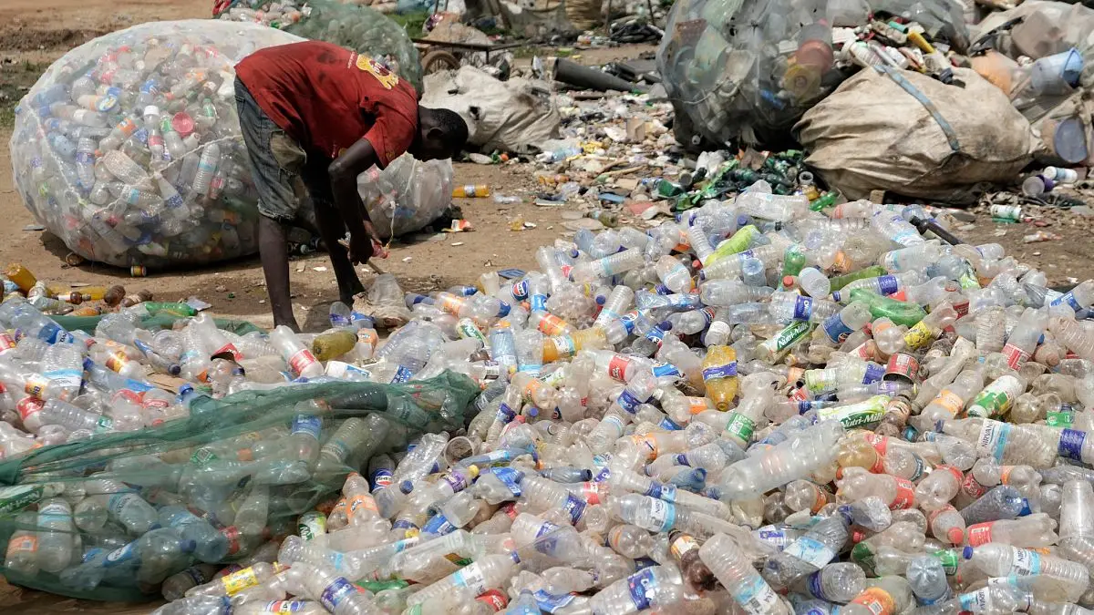 Vidéo. Le WWF installe un tapis roulant de déchets plastiques devant l'Office de l'ONU à Genève