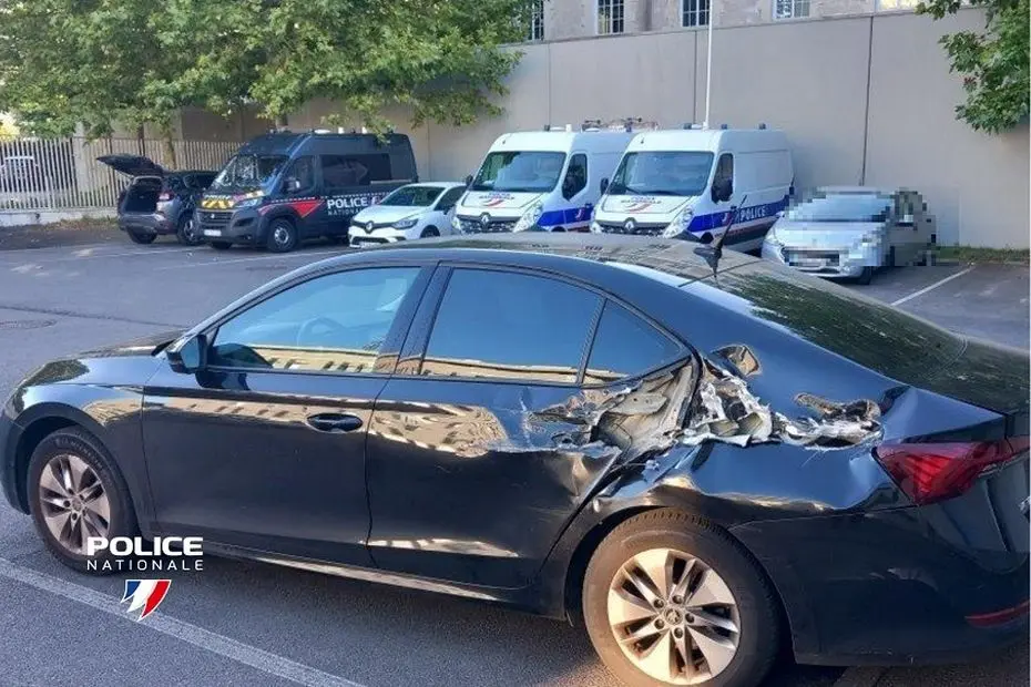 Violences contre trois véhicules de police : un homme mis en examen pour tentative de meurtre