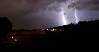 Violents orages en Savoie : un automobiliste de 24 ans tué par la chute d’un arbre alors qu’il circulait sur une route départementale