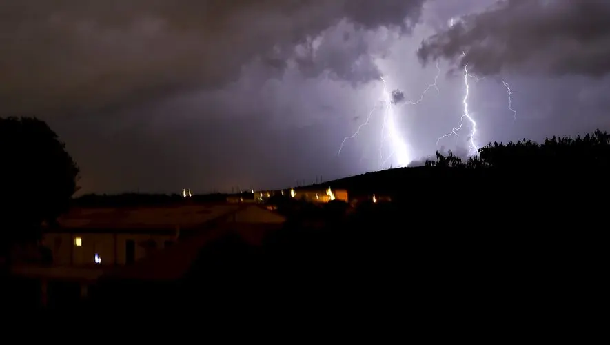 Violents orages en Savoie : un automobiliste de 24 ans tué par la chute d’un arbre alors qu’il circulait sur une route départementale