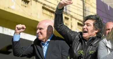 Visé par des jets de projectiles, le président argentin Milei a été exfiltré et est indemne