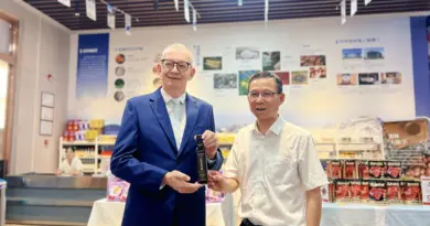 Visite du pavillon français du centre de services commerciaux de Chine centrale de Wuhan Financial Holding
