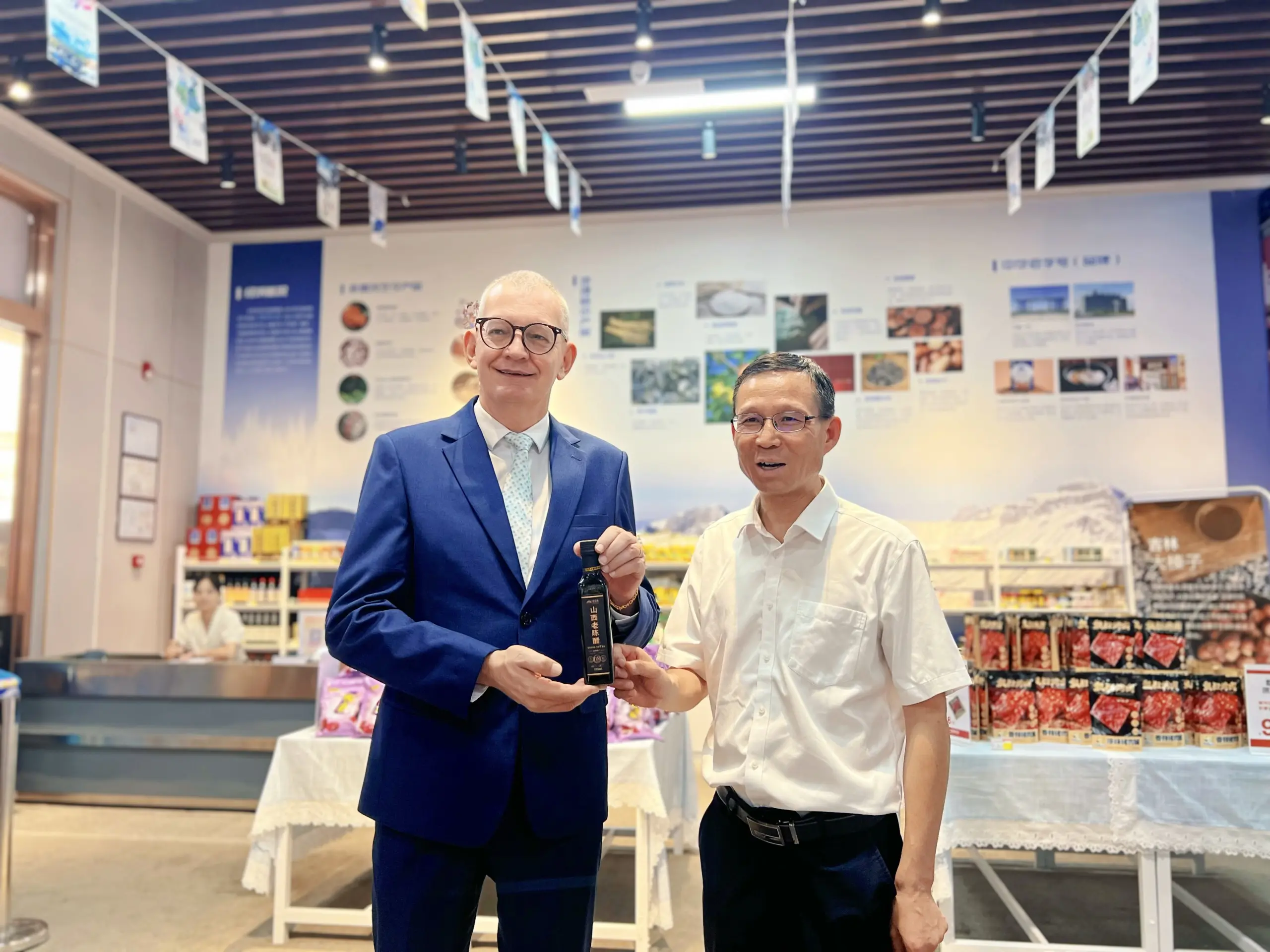 Visite du pavillon français du centre de services commerciaux de Chine centrale de Wuhan Financial Holding