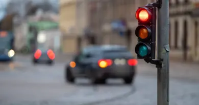Voici la durée qu'un automobiliste passe à attendre à un feu rouge au cours de sa vie