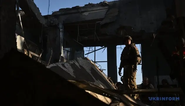 Volodymyr Zelensky : En une semaine, la Russie a lancé plus de 1000 bombes aériennes et 1400 drones sur l’Ukraine