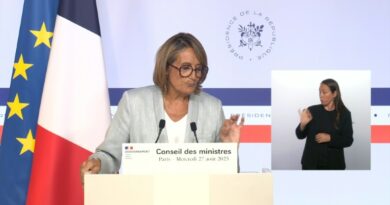 Vote de confiance: Macron en "soutien total" au choix de Bayrou