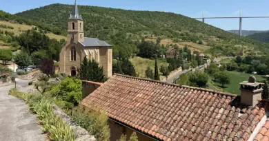 Votre été en Aveyron : "La vue sur le viaduc de Millau est vraiment impressionnante", Peyre, un village singulier au pied d’une falaise
