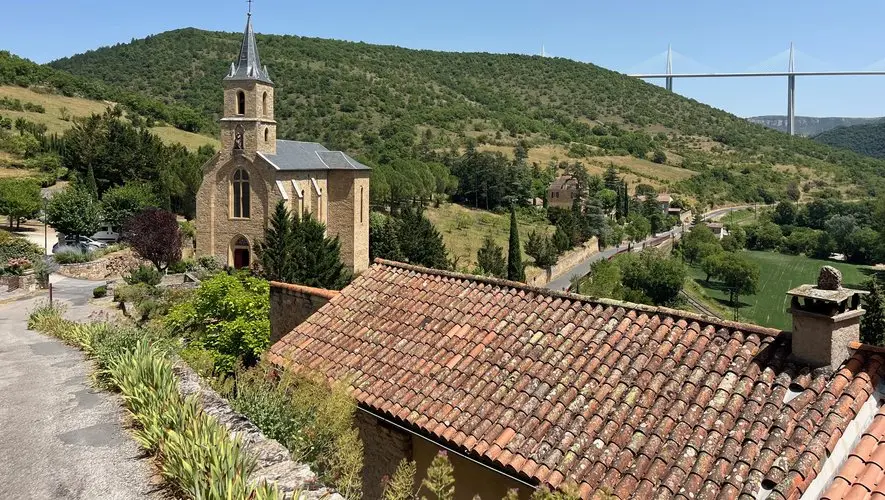 Votre été en Aveyron : "La vue sur le viaduc de Millau est vraiment impressionnante", Peyre, un village singulier au pied d’une falaise
