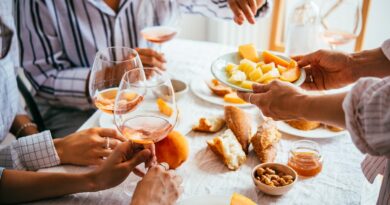 Vous avez bu de l’alcool et mangé du fromage ? Dormir dans cette position vous évitera d’avoir le visage tout bouffi le lendemain, assure une diététicienne - Top Santé