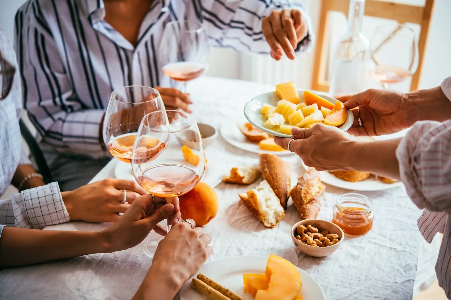 Vous avez bu de l’alcool et mangé du fromage ? Dormir dans cette position vous évitera d’avoir le visage tout bouffi le lendemain, assure une diététicienne - Top Santé