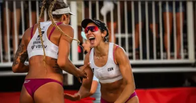 Brandie Wilkerson et Melissa Humana-Paredes célèbrent leur victoire.