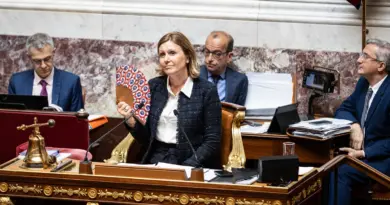 Yaël Braun-Pivet dément avoir sollicité des CRS pour nourrir ses poules, mais reconnaît leur avoir demandé de vérifier "si tout allait bien"