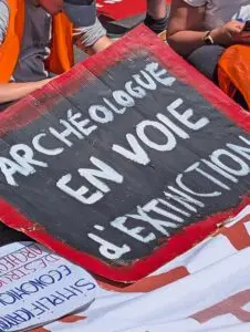un modèle public sous la pression des droites parlementaires » Indymedia Nantes