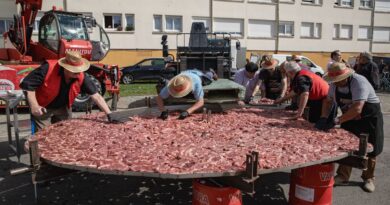132 kilos de viande crue : le record du monde de la plus grande entrecôte battu à Évron ce week-end  - ici