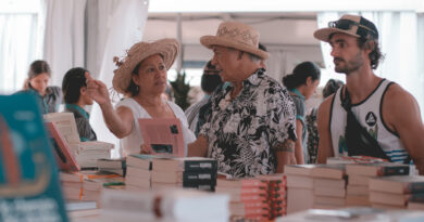 Le Salon du livre “Lire en Polynésie” fête ses 25 ans à Tahiti, mêlant rencontres d’auteurs, ateliers pour enfants et innovations numériques pour préparer l’avenir de la lecture.  ©Salon du livre