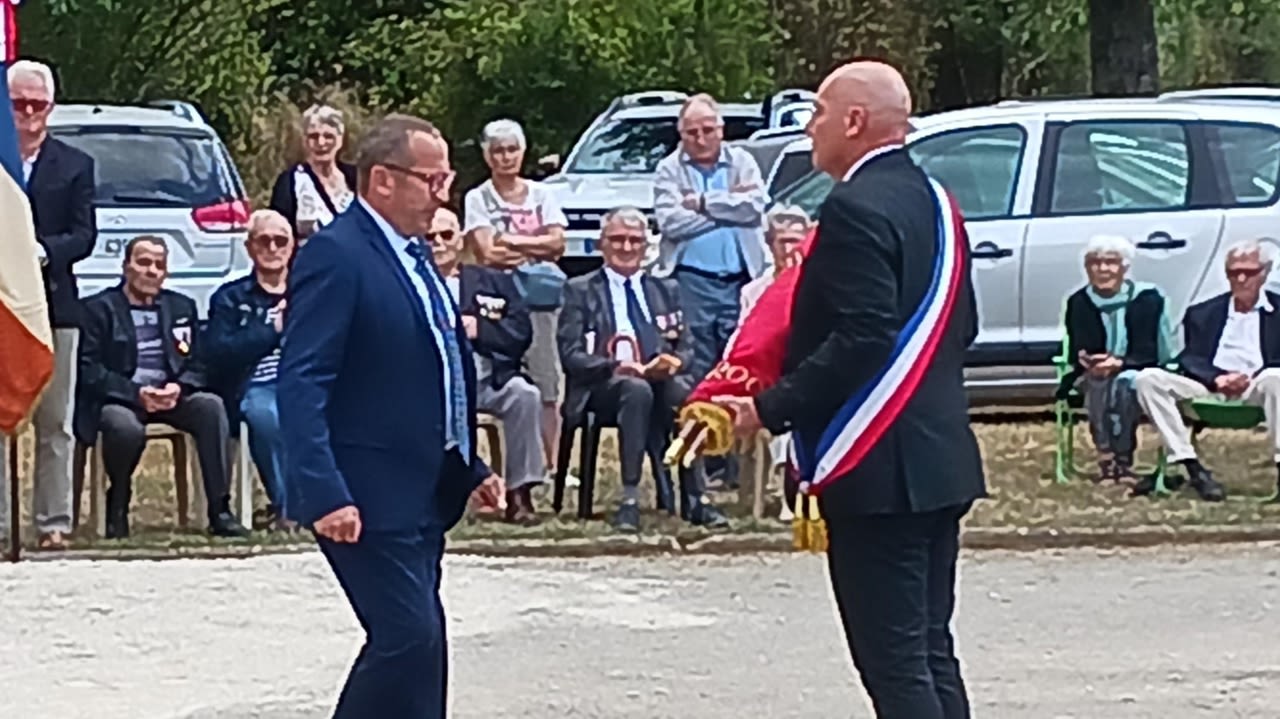 Thierry Guillon remet le drapeau du maquis D2 Bayard au maire de Civray.