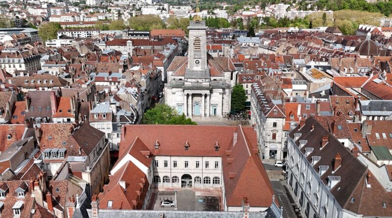 À Besançon, la mairie ferme les commentaires Facebook à six mois des municipales, l'opposition s'indigne