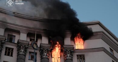 À Kiev, le siège du gouvernement incendié par des bombardements russes