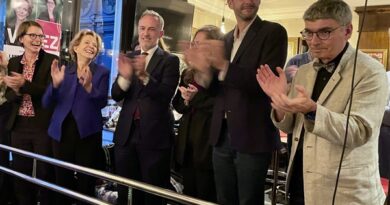 À Paris, Frédérique Bredin lance sa "campagne éclair" face à Michel Barnier
