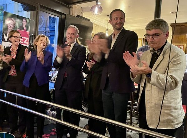 À Paris, Frédérique Bredin lance sa "campagne éclair" face à Michel Barnier