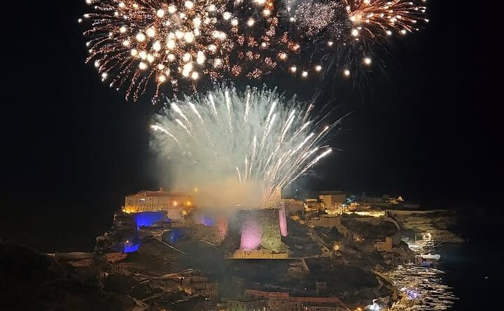 🎇 À l'occasion de la Nativité de la Vierge Marie, nous vous donnons rendez-vous ce 𝐥𝐮𝐧𝐝𝐢 𝟖 𝐬𝐞𝐩𝐭𝐞𝐦𝐛𝐫𝐞, 𝐚̀ 𝟐𝟐𝐡, pour le dernier 𝐟𝐞...
